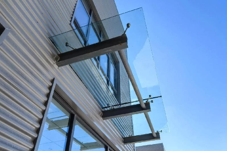 嘉峪关为什么要给钢结构雨棚打孔！